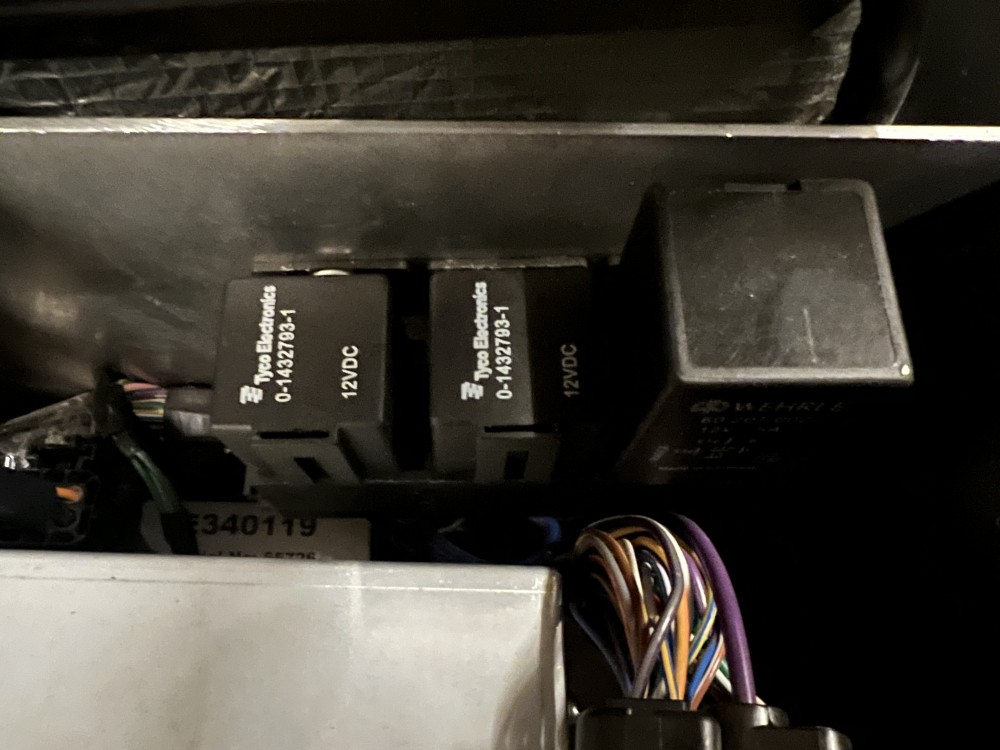 Relais essuie-glace & pompe essence.jpg