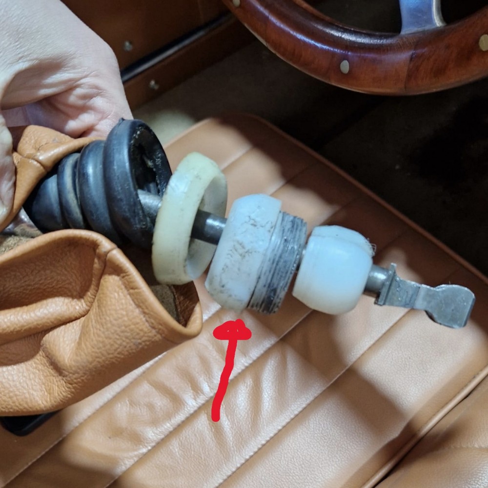 Piece défectueuse fleche rouge.JPG