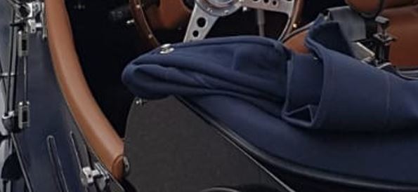 Capote et parties qui battent au vent....JPG